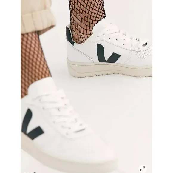 Veja V-10 Sneakers in Extra White / Black Size 8 - Picture 4 of 11